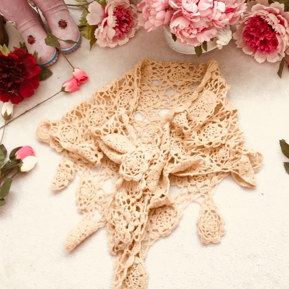 Beautiful hand knitted Wrap - Picture 2 of 4